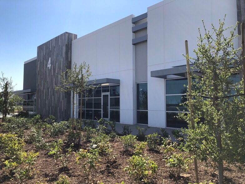 4 Latitude Way, Corona, CA à louer - Photo de l’immeuble – Image 3 sur 10
