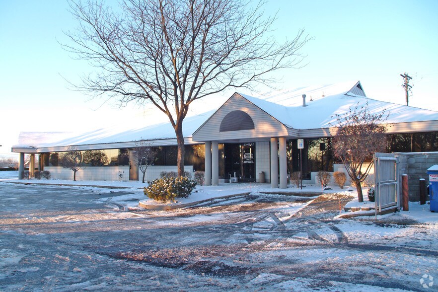 33566 W 8 Mile Rd, Farmington Hills, MI à louer - Photo de l’immeuble – Image 3 sur 7