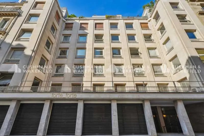 11 Rue De Grenelle, Paris à louer - Photo de l’immeuble – Image 2 sur 3