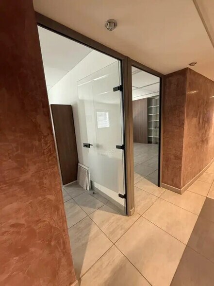 Bureau dans Fréjus à louer - Photo de l’immeuble – Image 3 sur 9