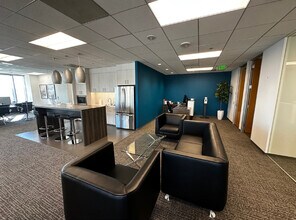 100 Spectrum Center Dr, Irvine, CA à louer Photo intérieure– Image 1 sur 3