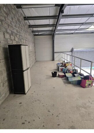 Plus de détails pour Local d'activités à louer