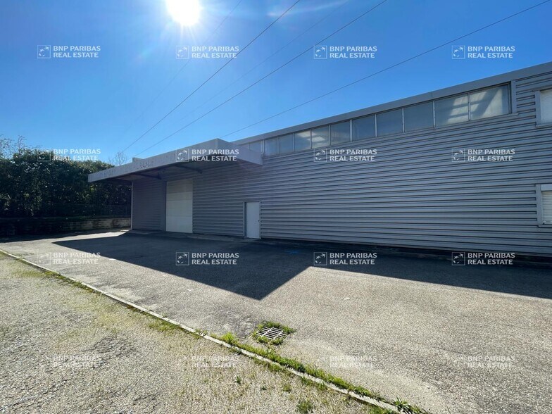 Local d'activités dans Saint-Genis-Laval à vendre - Photo de l’immeuble – Image 3 sur 19