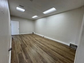 1707-1711 E Valley Pky, Escondido, CA à louer Photo intérieure– Image 2 sur 2