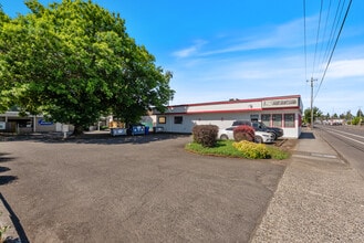 12412 NE Halsey St, Portland, OR à louer Photo de l’immeuble– Image 2 sur 25