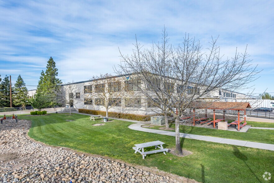 4700-4940 Lang Ave, Mcclellan, CA à louer - Photo de l’immeuble – Image 2 sur 6