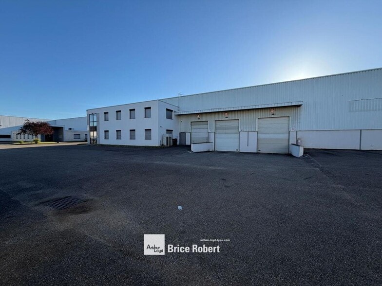 17 Rue Des Frères Lumière, Chassieu à vendre - Photo de l’immeuble – Image 2 sur 6