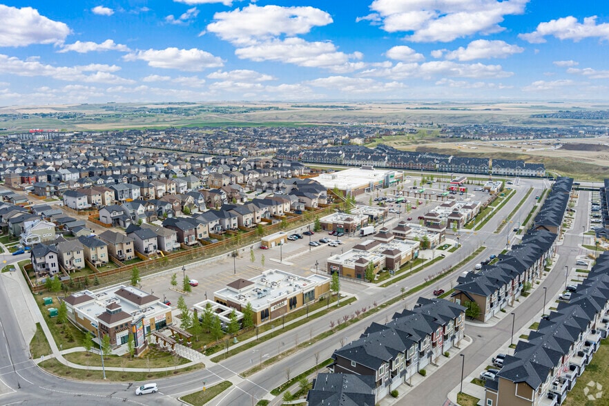 8 Nolan Hill Blvd NW, Calgary, AB à louer - Aérien – Image 3 sur 4