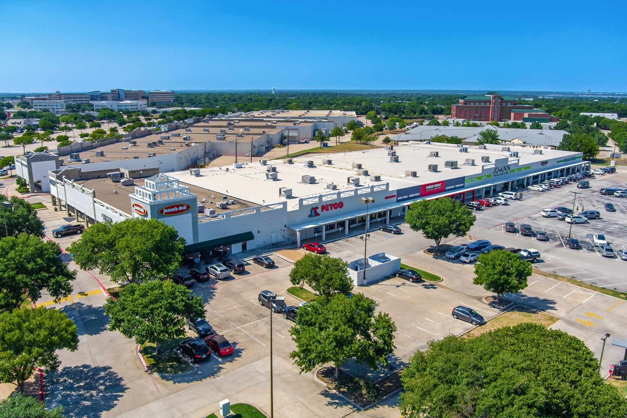 1250 William D Tate Ave, Grapevine, TX à louer Photo de l’immeuble– Image 1 sur 6
