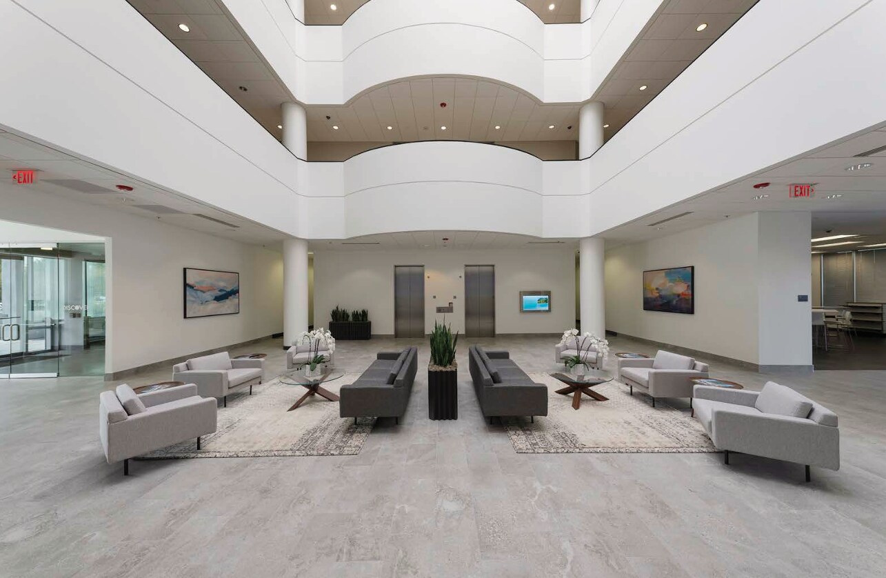 11001 N Black Canyon Fwy, Phoenix, AZ à louer Hall d’entrée– Image 1 sur 2