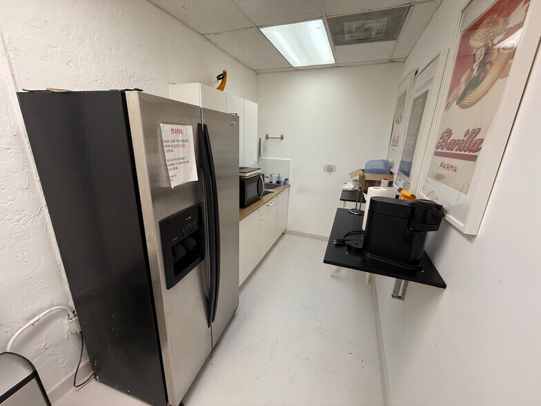 777 NW 28th St, Miami, FL à louer - Photo intérieure – Image 3 sur 6