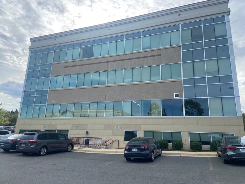 19490 Sandridge Way, Leesburg, VA à louer - Photo de l’immeuble – Image 2 sur 26