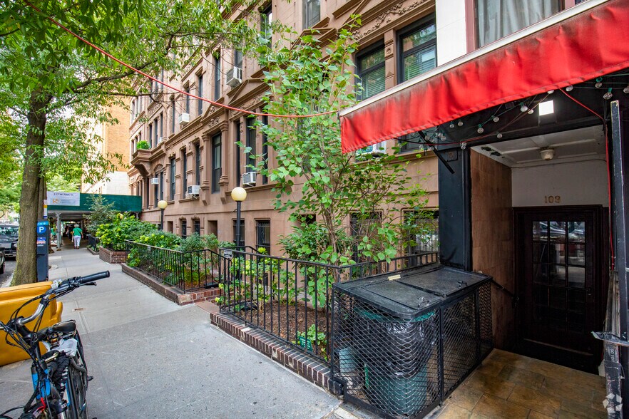 103 W 70th St, New York, NY à louer - Photo de l’immeuble – Image 3 sur 4