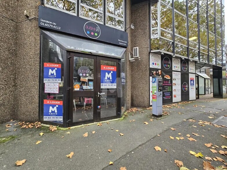 Local commercial dans Évry-Courcouronnes à louer - Photo de l’immeuble – Image 2 sur 8