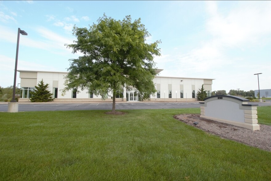 250 Thruway Park Dr, West Henrietta, NY à louer - Photo de l’immeuble – Image 3 sur 28