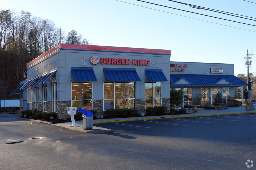 3676 N Parkway, Pigeon Forge, TN à louer - Photo de l’immeuble – Image 2 sur 4