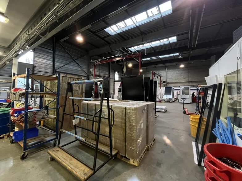Industriel/Logistique dans Élancourt à louer - Photo de l’immeuble – Image 2 sur 24