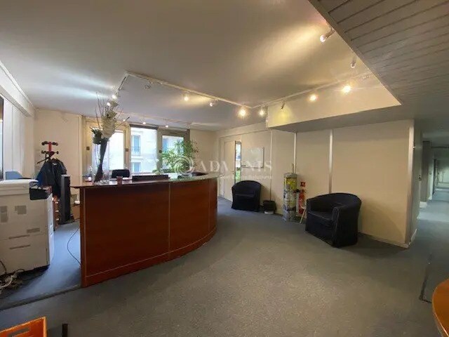 Bureau dans Versailles à vendre - Photo de l’immeuble – Image 2 sur 7