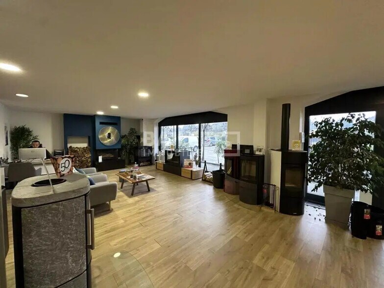 Local commercial dans Mouans-Sartoux à louer - Photo de l’immeuble – Image 3 sur 11