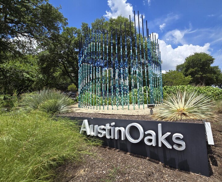 7719 Wood Hollow Dr, Austin, TX à louer - Photo de l’immeuble – Image 2 sur 10