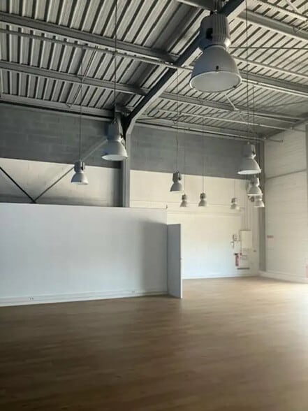 Local commercial dans Mondeville à louer - Photo de l’immeuble – Image 2 sur 7