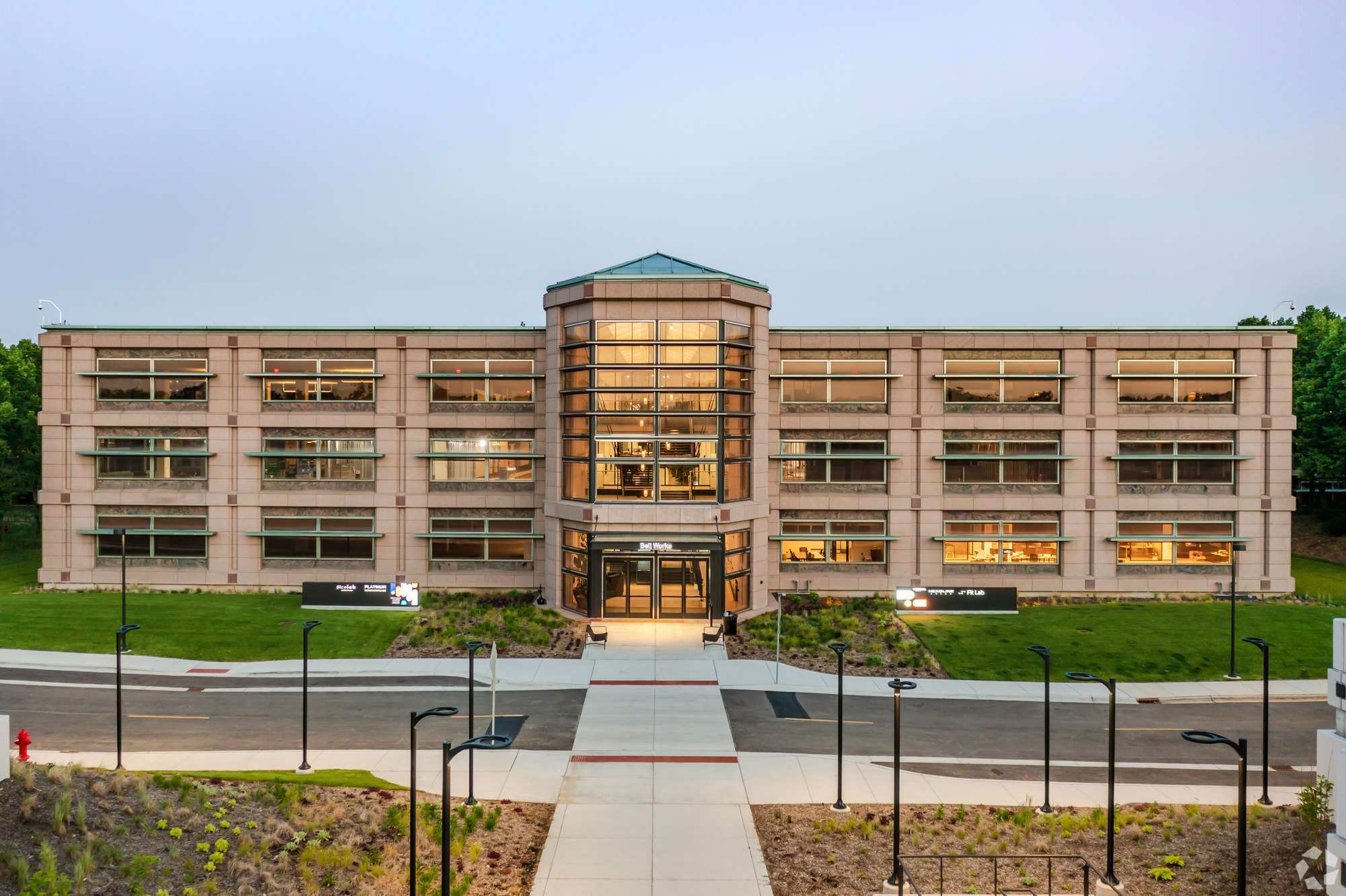 2000 Center Dr, Hoffman Estates, IL à louer Photo de l’immeuble– Image 1 sur 4