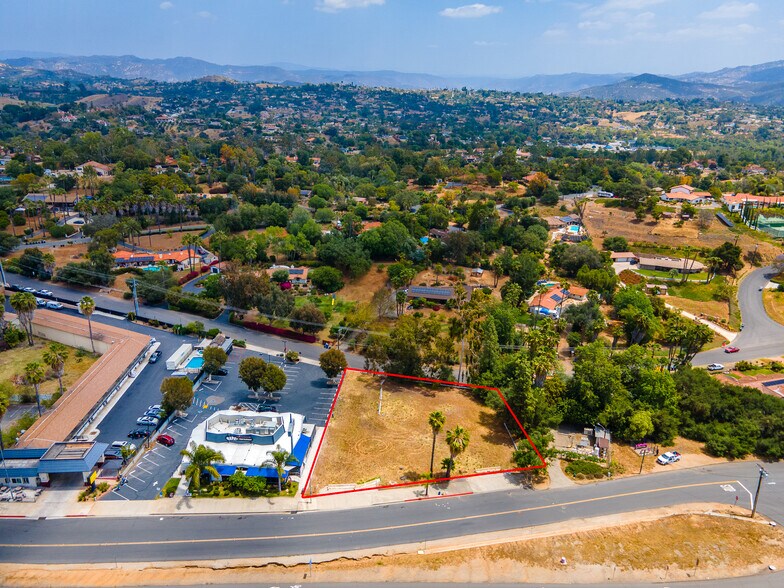 2690 S Escondido Blvd, Escondido, CA à vendre - Photo de l’immeuble – Image 2 sur 11