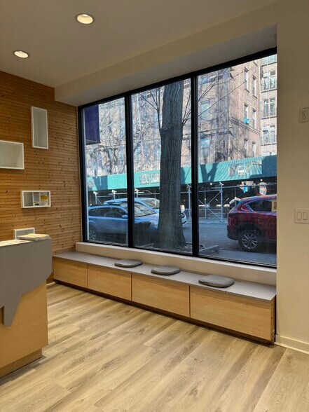 8266 Austin St, Kew Gardens, NY à louer - Photo intérieure – Image 3 sur 14