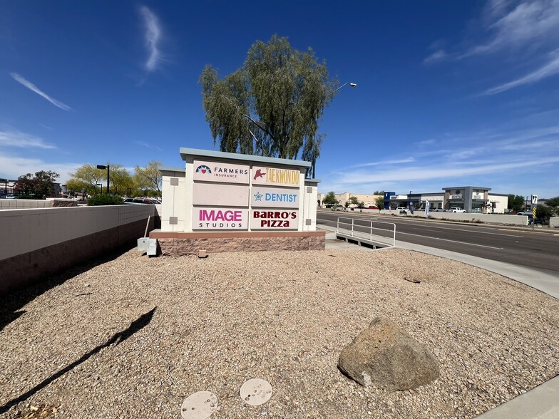 15409 W Greenway Rd, Surprise, AZ à louer - Photo de l’immeuble – Image 3 sur 14