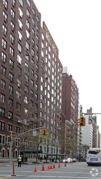 333 E 57th St, New York, NY à vendre - Photo de l’immeuble – Image 2 sur 3
