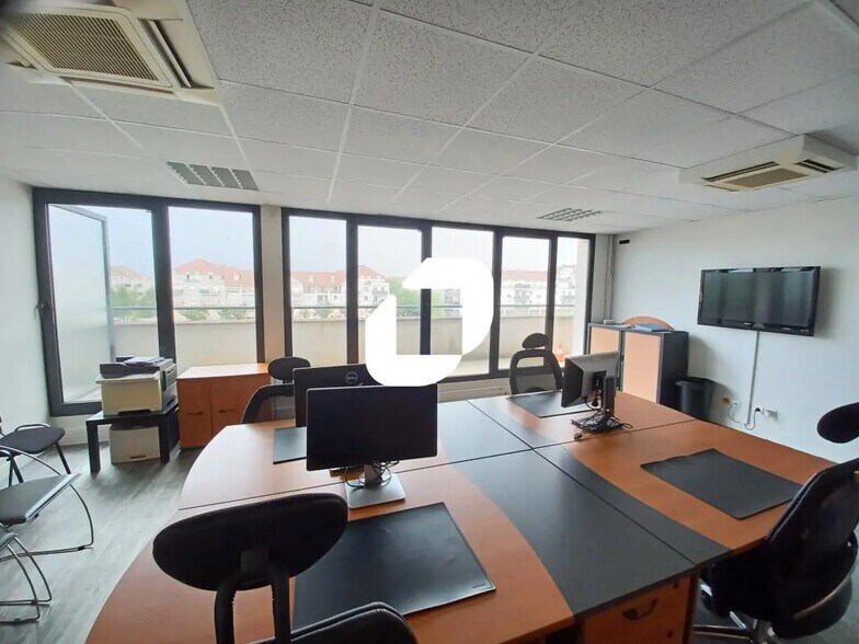 Bureau dans Bussy-Saint-Georges à vendre - Photo de l’immeuble – Image 2 sur 5