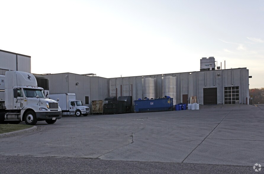 300 Lake Hazeltine Dr, Chaska, MN à vendre - Photo de l’immeuble – Image 2 sur 2