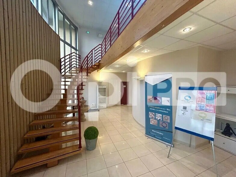 Bureau dans Gometz-le-Châtel à louer - Hall d’entrée – Image 3 sur 4