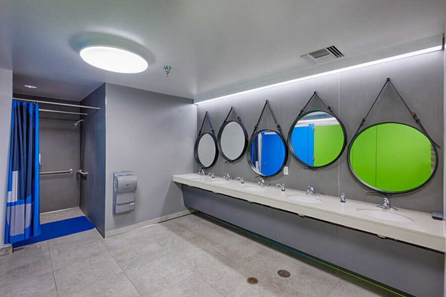 1215 Bordeaux Dr, Sunnyvale, CA à louer - Photo de l’immeuble – Image 3 sur 8