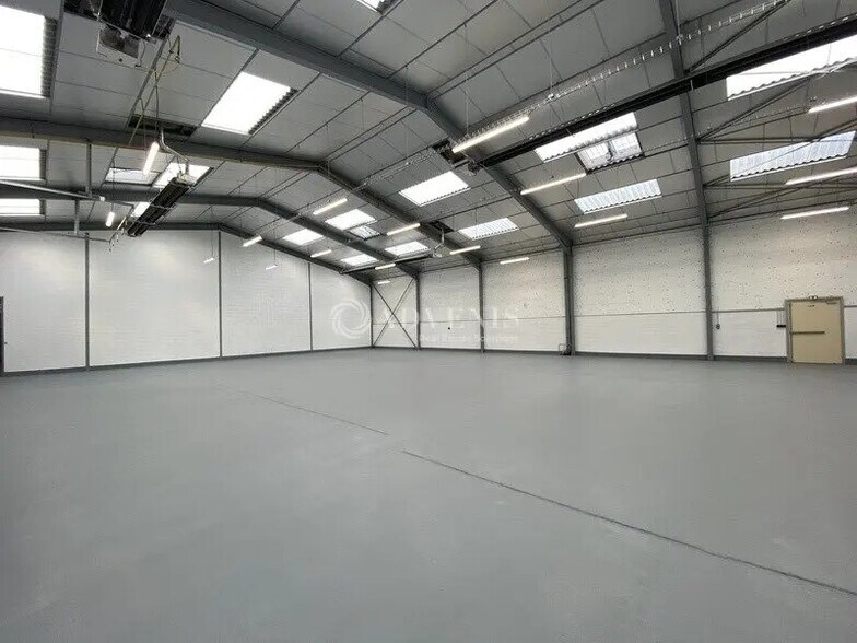 Local d’activités dans Ecquevilly à louer - Photo de l’immeuble – Image 3 sur 11