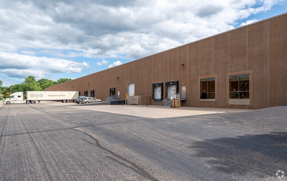 3787 95th Ave NE, Blaine, MN à louer - Photo de l’immeuble – Image 3 sur 9