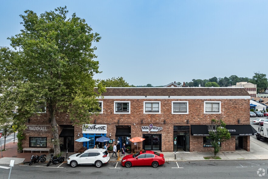 50 Gerard St, Huntington, NY à vendre - Photo de l’immeuble – Image 2 sur 5