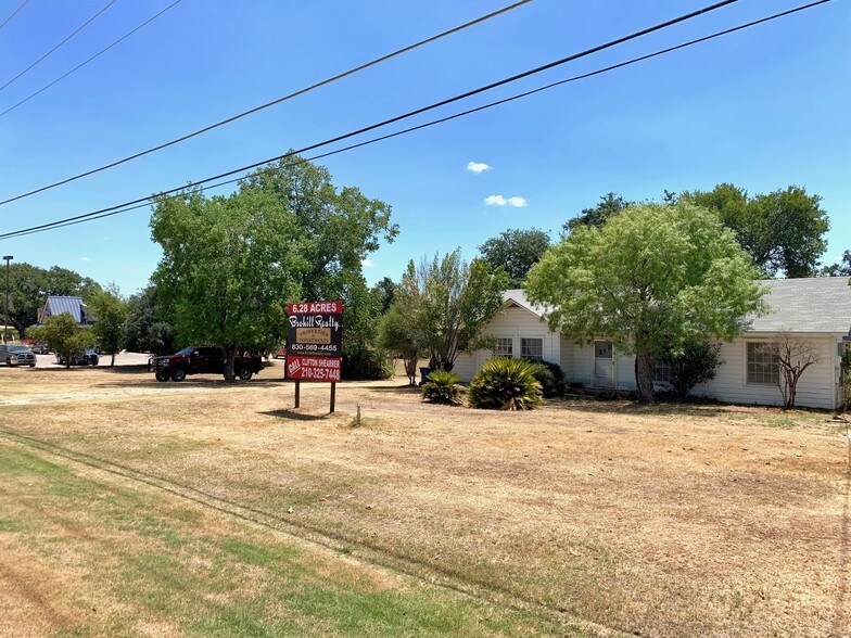 1157 W Oaklawn Rd, Pleasanton, TX à vendre - Photo de l’immeuble – Image 2 sur 15