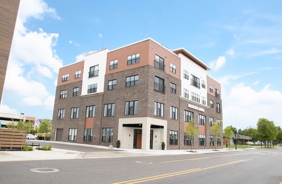 27 S Squirrel Rd, Auburn Hills, MI à louer - Photo de l’immeuble – Image 2 sur 60