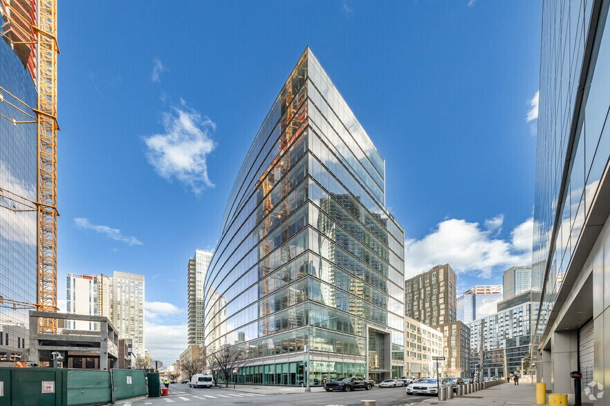 24-01 44th Rd, Long Island City, NY à louer - Photo principale – Image 1 sur 5