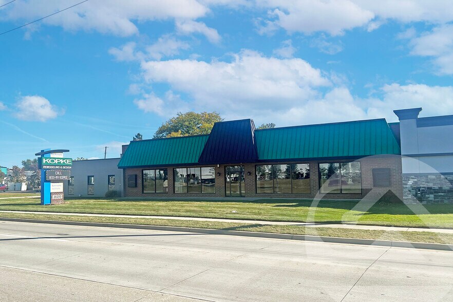 38200 Van Dyke Ave, Sterling Heights, MI à louer - Photo de l’immeuble – Image 1 sur 1