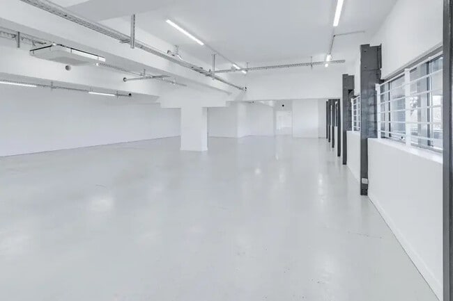 Plus de détails pour Local d’activités à vendre