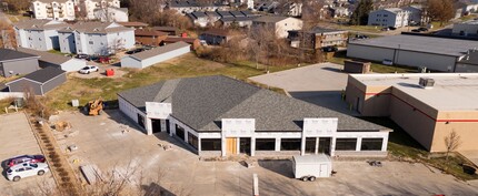 2411 2nd St, Coralville, IA à louer Photo de l’immeuble– Image 1 sur 4