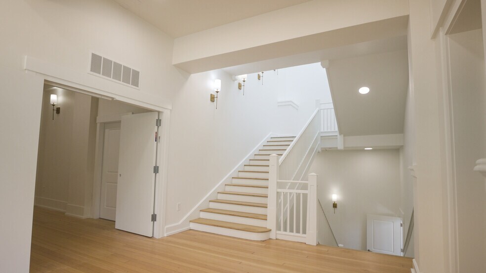 550 N 1st St, Woodburn, OR à vendre - Photo de l’immeuble – Image 2 sur 51