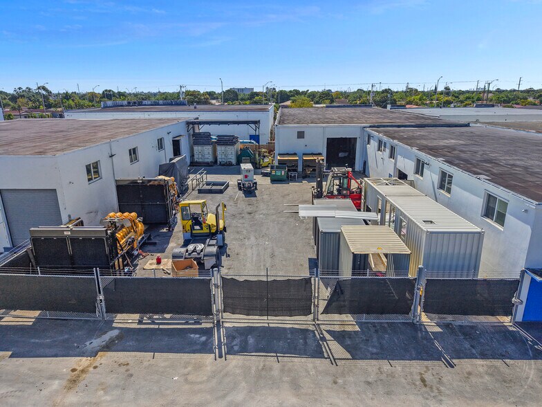300-320 E 10th Ct, Hialeah, FL à vendre - Photo de l’immeuble – Image 3 sur 10