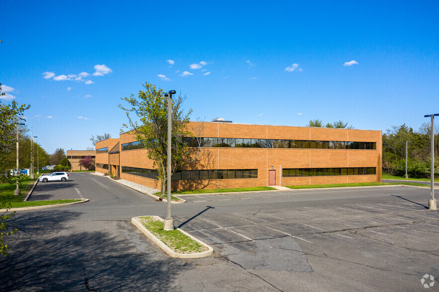 27 Worlds Fair Dr, Somerset, NJ à louer - Photo de l’immeuble – Image 1 sur 7