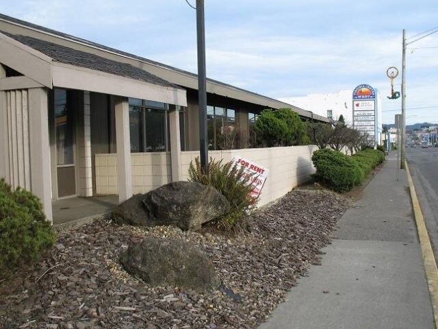 1860 Virginia Ave, North Bend, OR à louer - Photo principale – Image 1 sur 16