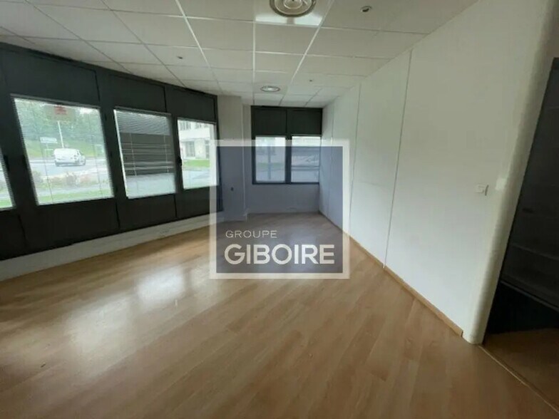 Bureau dans Saint-Grégoire à louer - Photo de l’immeuble – Image 2 sur 5