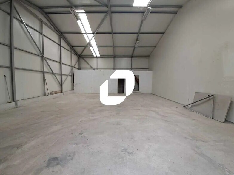 Local d’activités dans Saint-Germain-lès-Arpajon à louer - Photo de l’immeuble – Image 2 sur 6