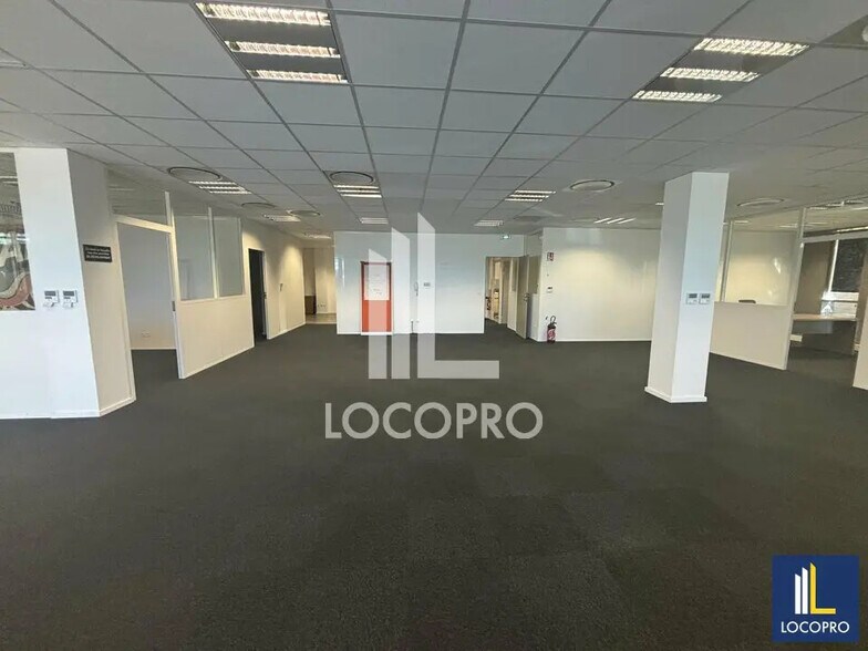 Bureau dans Marseille à louer - Photo de l’immeuble – Image 2 sur 5